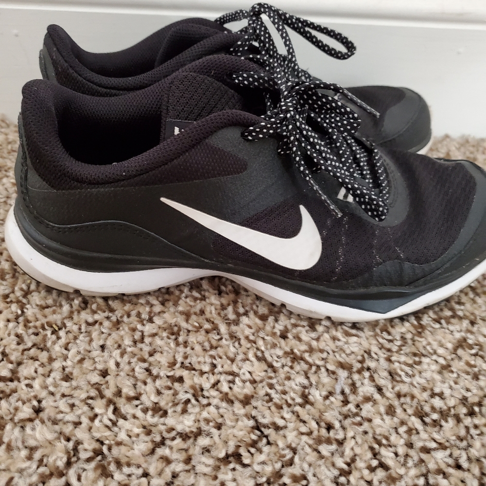 Black Nike TR5